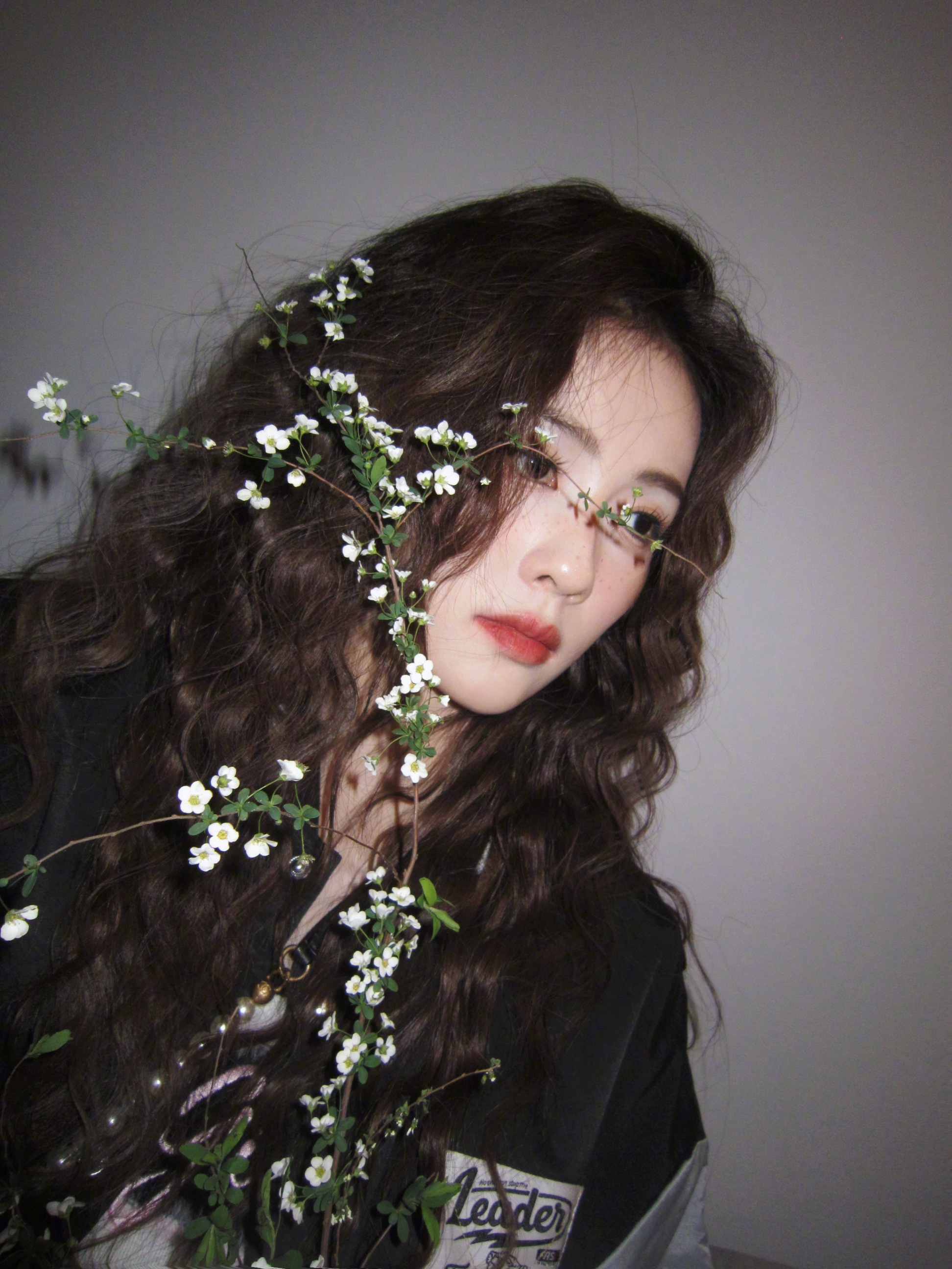 오만하게 카메라를 무시하고