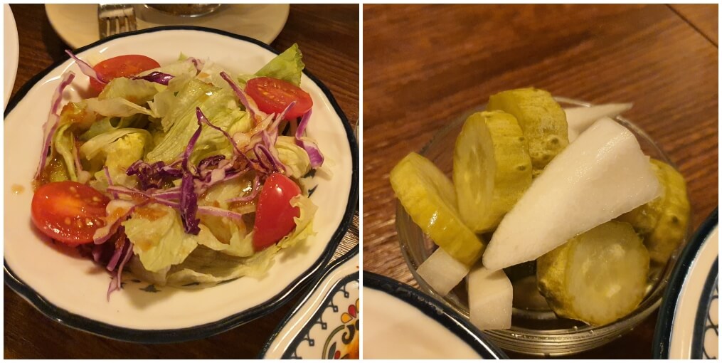기본 샐러드와 피클 사진