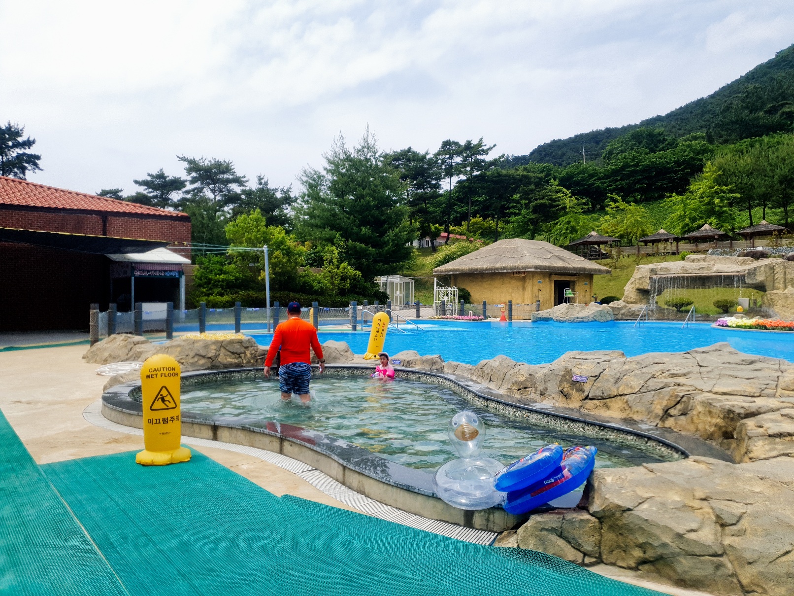 사람이-있는-곳은-온천으로-따뜻한-곳임-사진