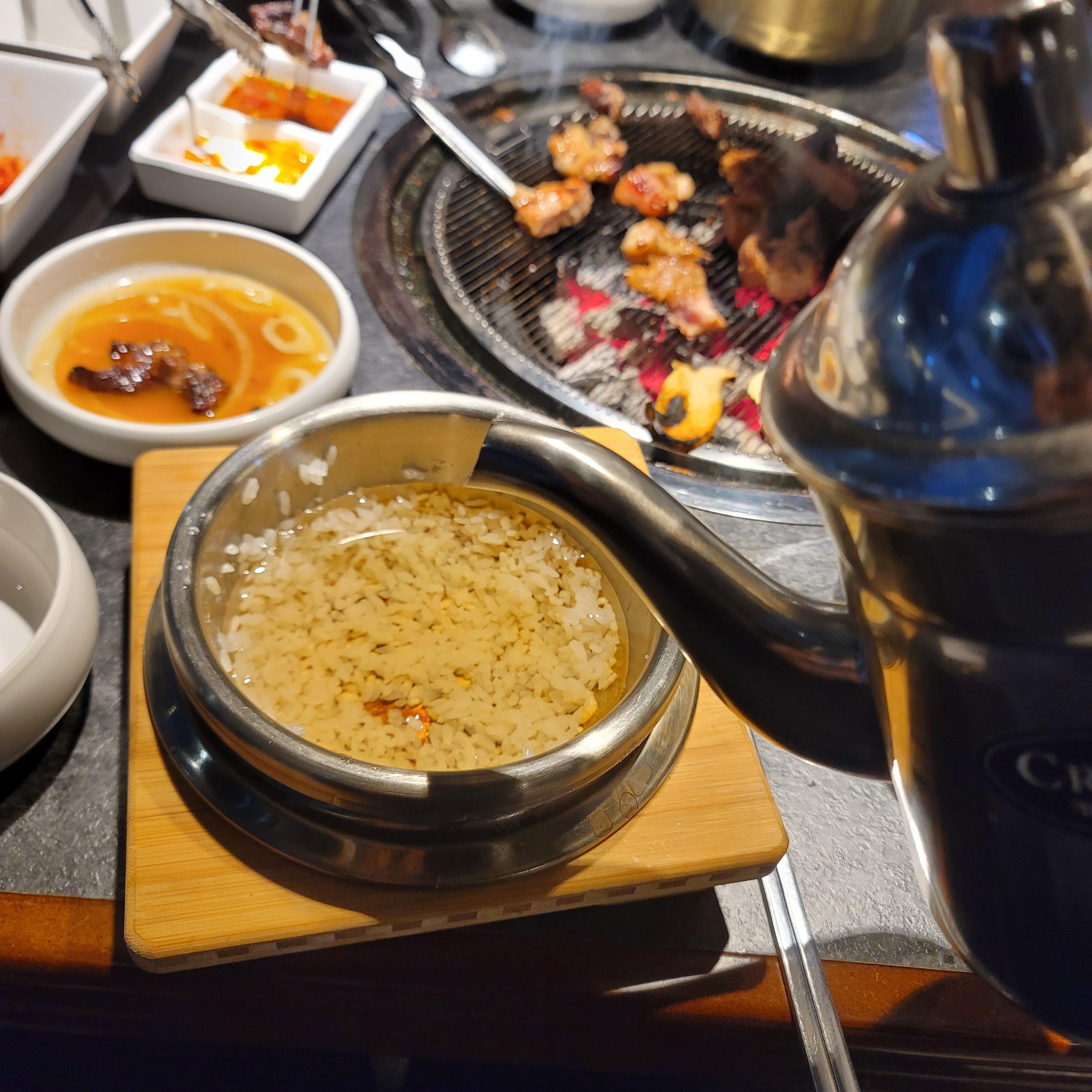 솥밥에 물을 부어 불린 밥과 함께 먹는다.