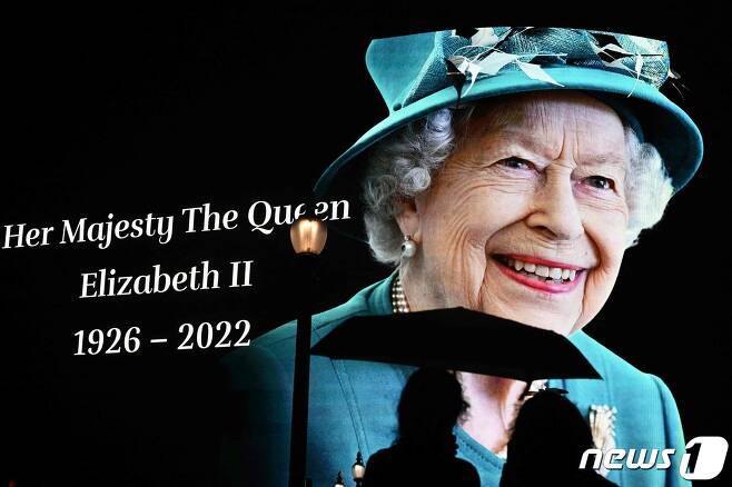 영국 버킹엄 궁전은 2022년 9월 8일 성명을 내고 엘리자베스 2세 여왕이 당일 오후 밸모럴성에서 세상을 떠났다고 발표했다. 이로써 찬란했던 그의 96년 삶과 세계 최장 70년 재임이 마지막 순간을 맞았다.
