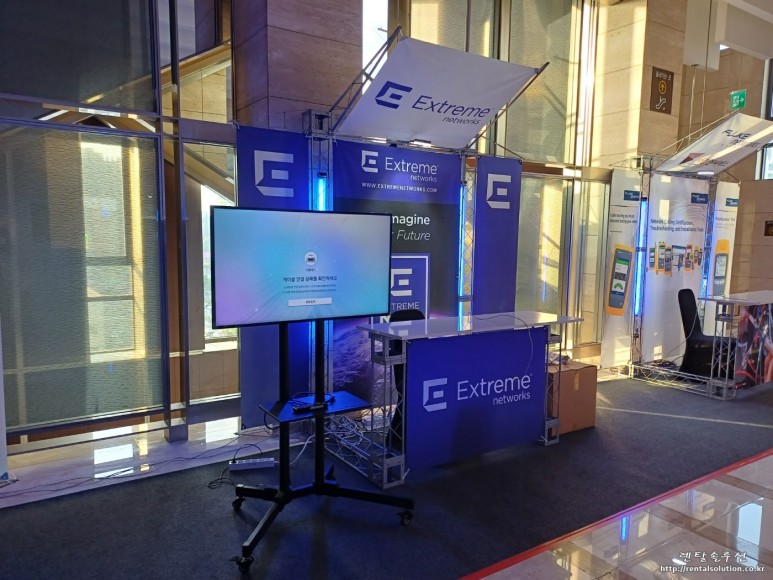  Wireless&Mobility World 2023 43인치TV대여+이동형 TV스탠드 거치대 대여