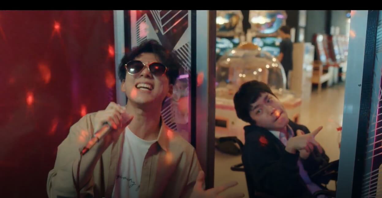 기철은 현재를 대리고 오락실&#44; 노래방 등으로 데리고 갑니다.