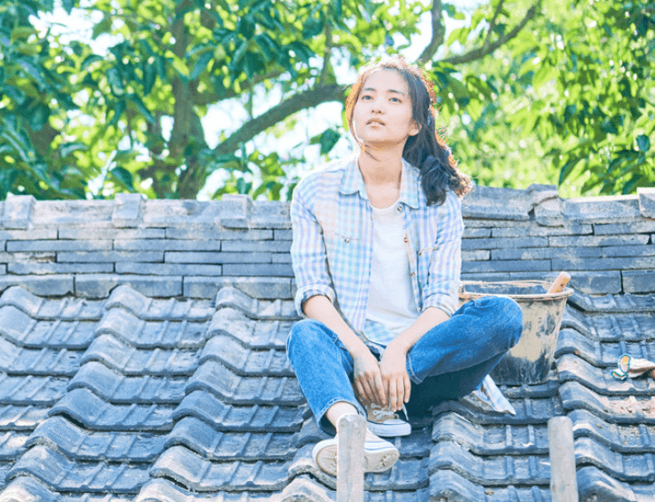 감동영화, 리틀포레스트 여주인공 혜원이 지붕위에 앉아있는 모습