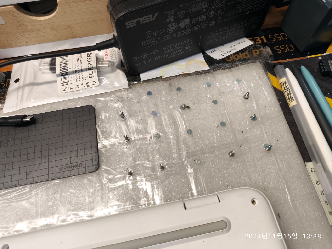 노트북의 고정 나사를 모두 풀어서 한 곳에 잘 보관합니다.