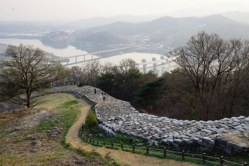s자로 내려가는 성곽길에 남2 여2, 뒤로 보이는 남한강에 이포보, 이포대교, 강건너에 야산, 흐린 하늘, 흐린 풍경,