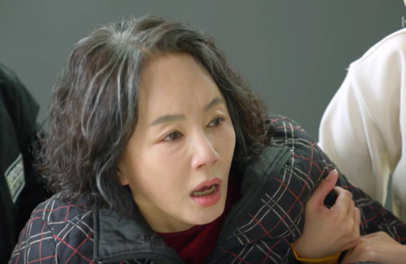 "대체 무슨 돈으로 이 비싼 차를 샀냐고?" 허세 여왕 형님이 중고 모닝 타는 동서에게 인생 구질구질하게 살지 말라며 비아냥거리다 동서 모닝을 타고 택배 일을 하게 된 사연.