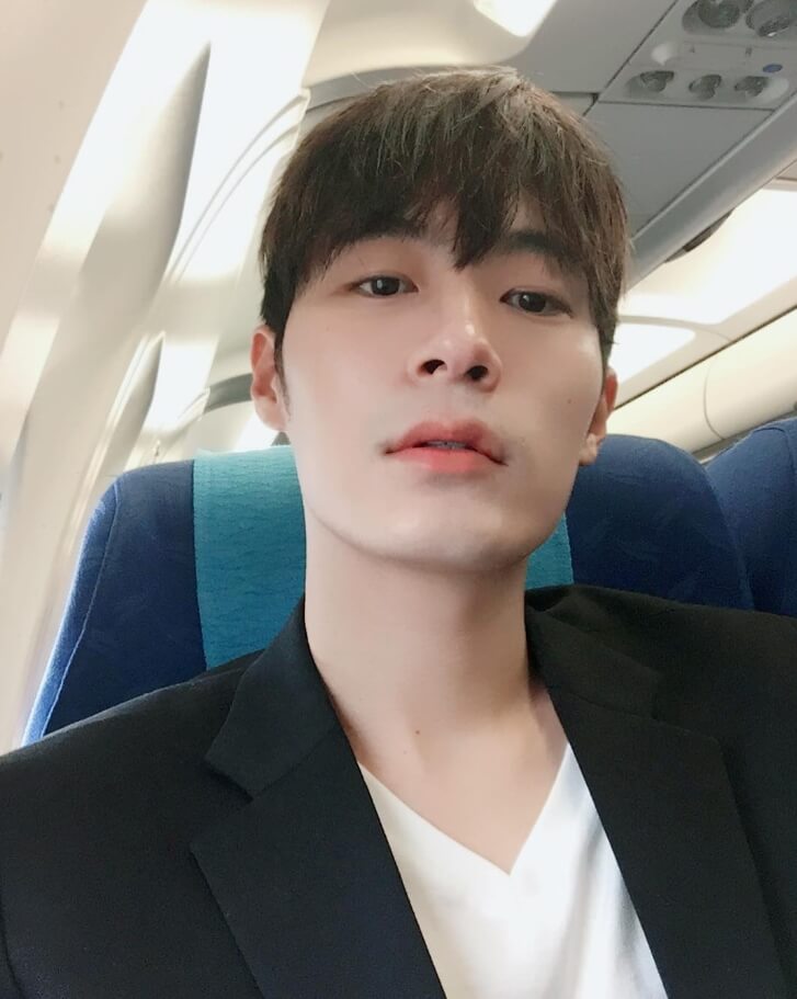 검정색자켓을입은-남성의모습