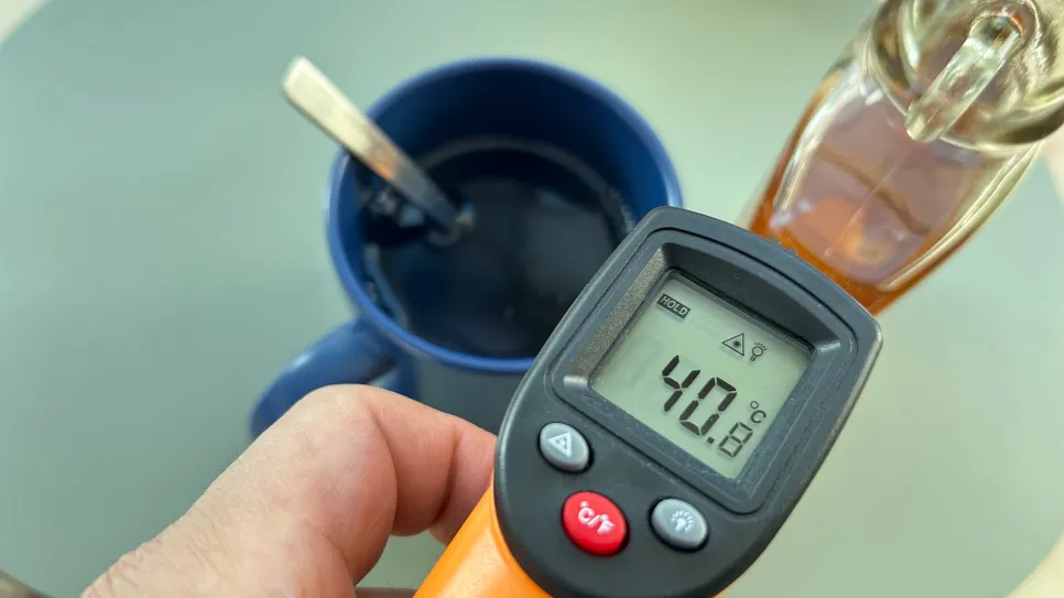 꿀물 온도 측정기 40도 측정하는 모습