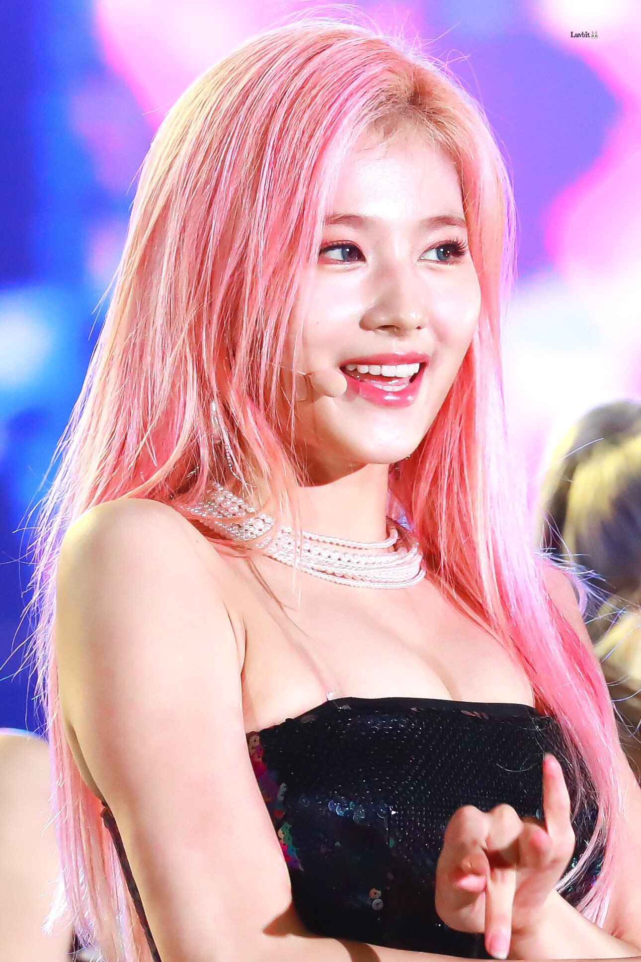  191004 뮤뱅 강릉 트와이스 사나 반짝이 오프숄더 의상