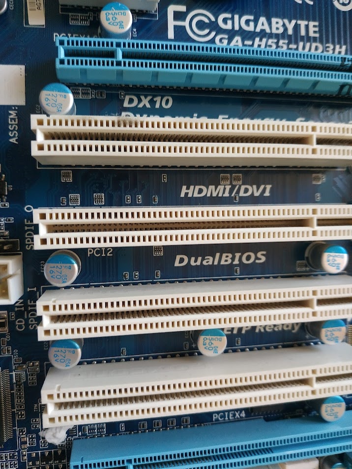 지금은 사용하지 않는 PCI 슬롯.