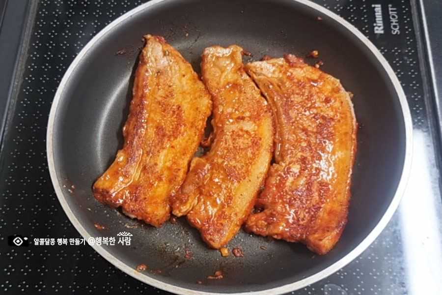 세 가지를 한꺼번에 맛보는 삼겹, 푸살볶음, 고추장삼겹살, 고구마 떡, 고기 10