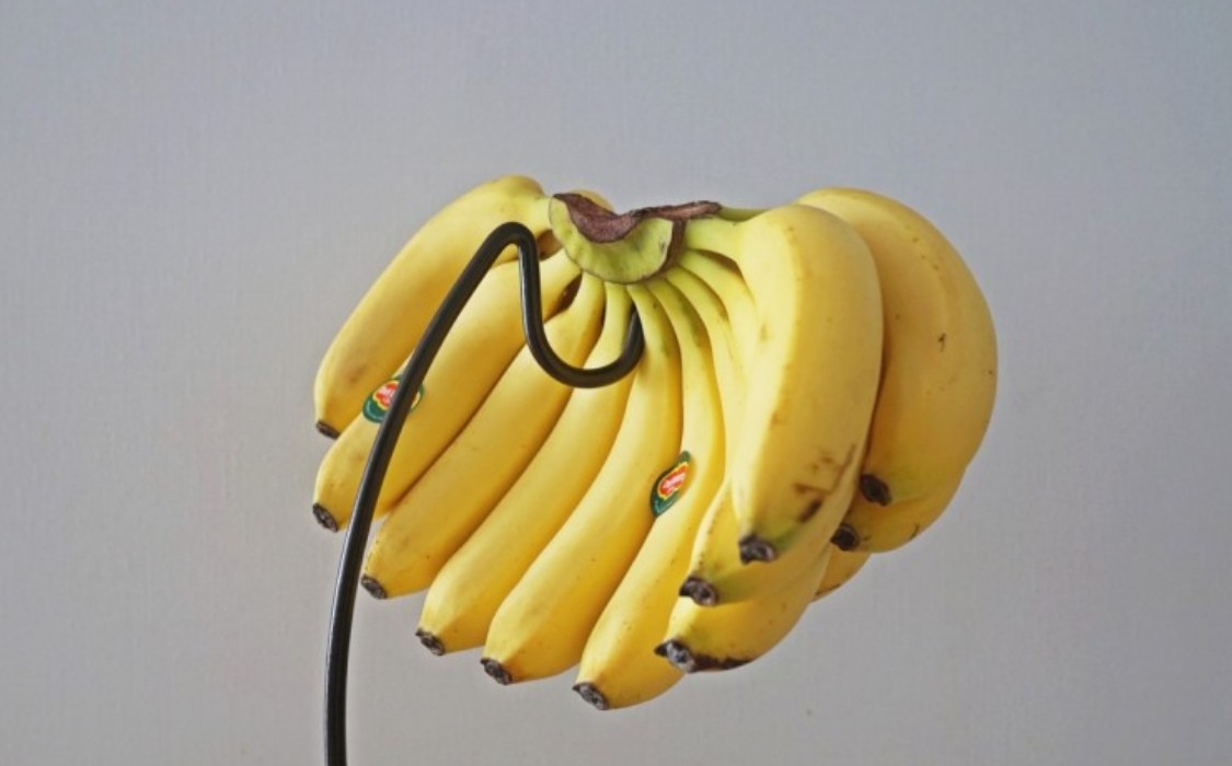바나나 한송이 걸어놓은 이미지