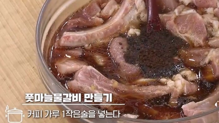 커피가루를-넣어준다