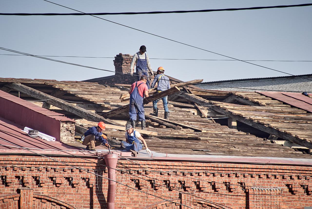 건물 지붕에서 일하는 근로자 모습