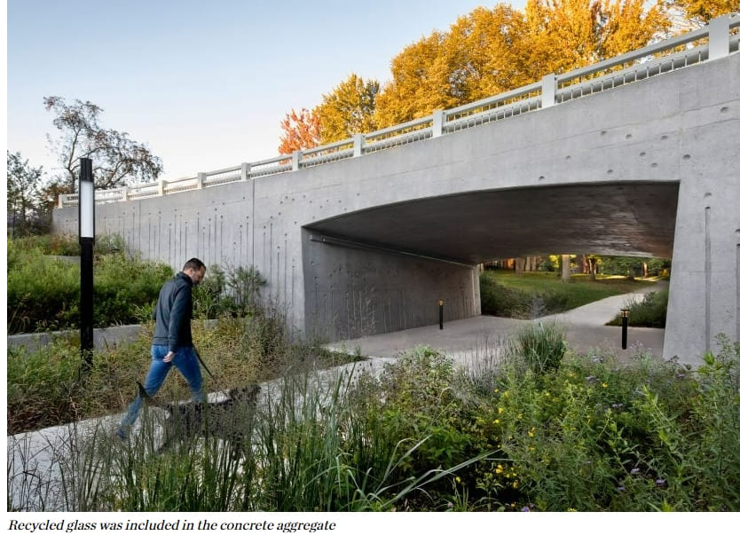 재활용 유리 사용한 콘크리트로 만들어진 곡선 다리: Darwin Bridges Provencher Roy mixes recycled glass into concrete of sculptural Quebec bridge
