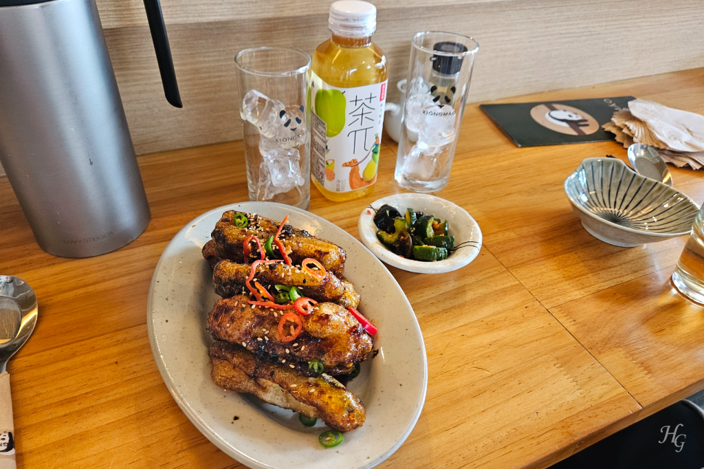 서울 성수동 중식 맛집 시옹마오 XIONGMAO 바 테이블 위 어향가지튀김과 차파이 유자녹차