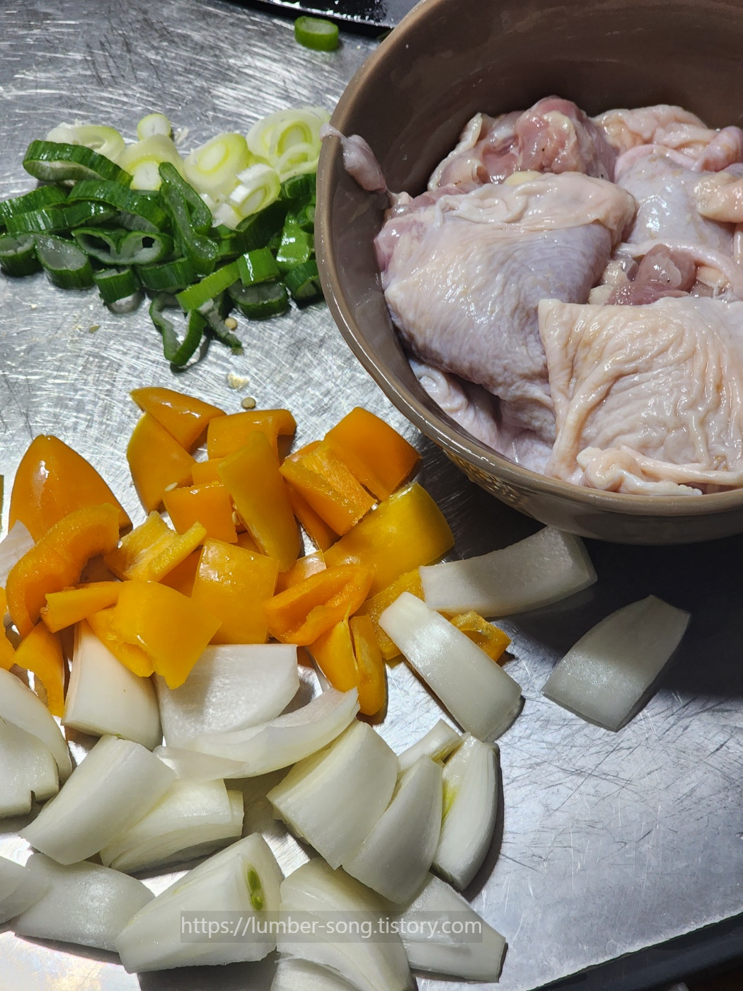 손질된 야채와 재워둔 닭을 깨끗이 씻어둔 사진이다.
