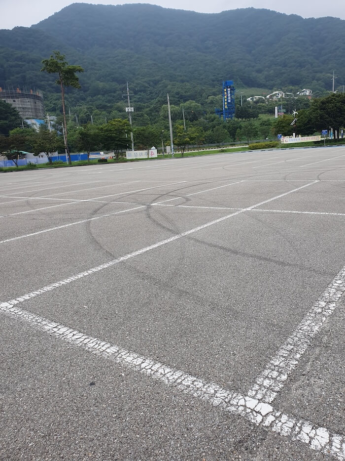 자동차 운전연습 주차장 장소 공터 넓은 곳