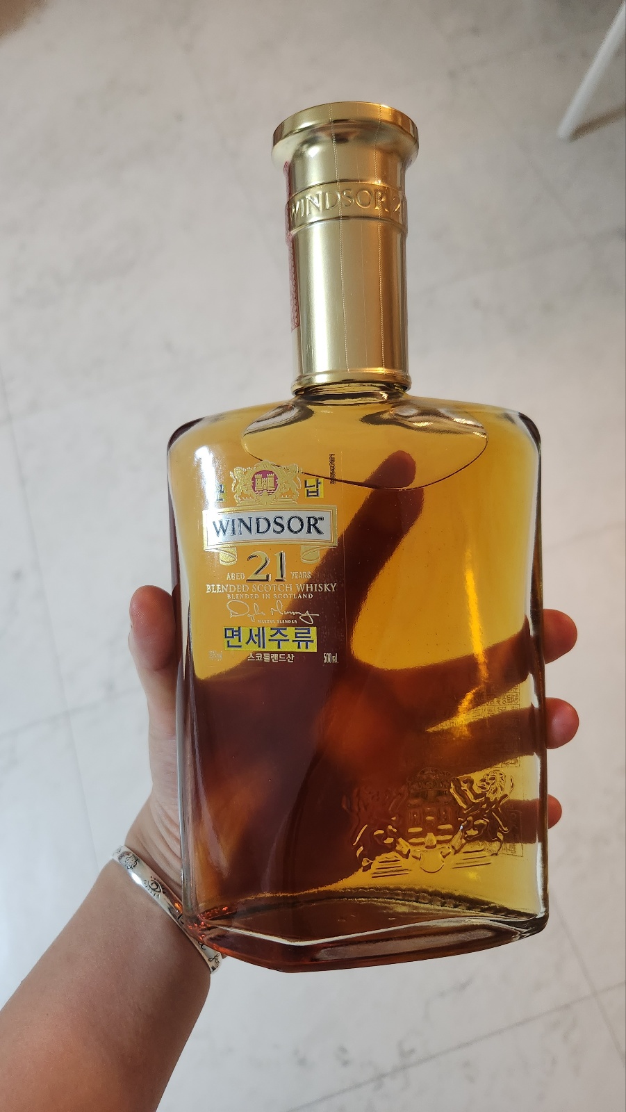군납 으로 받은 윈저 21년산 둥그스름한 네모에 노란색의 긴 병뚜껑 이 인상적이다.