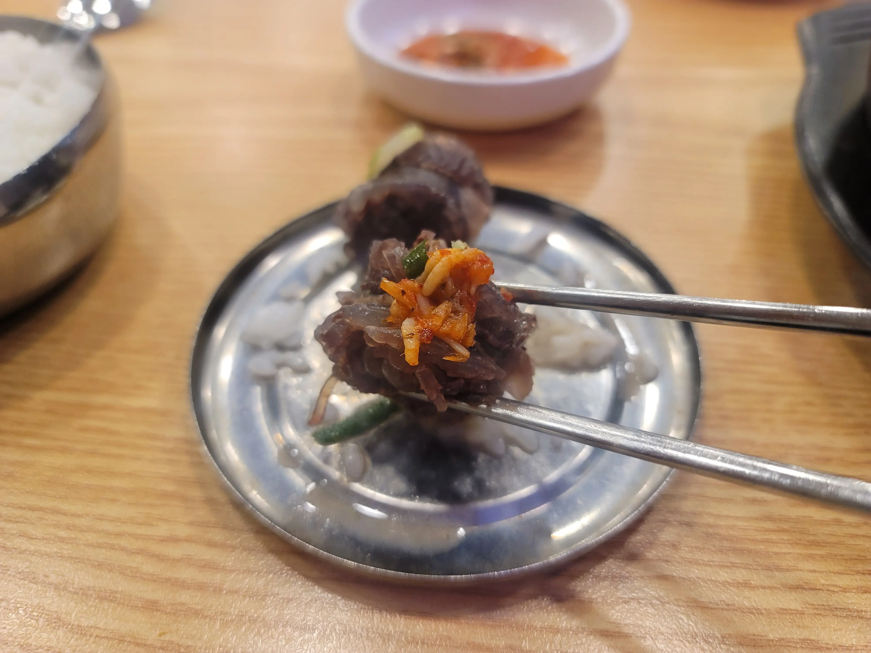 순대국의 순대에 새우젓을 올려놓은 사진