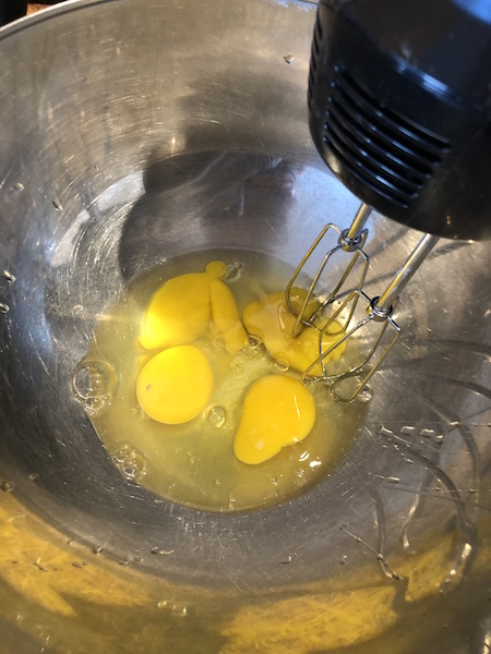 달걀 4개를 풀어 휘스크로 저어주는 모습입니다
