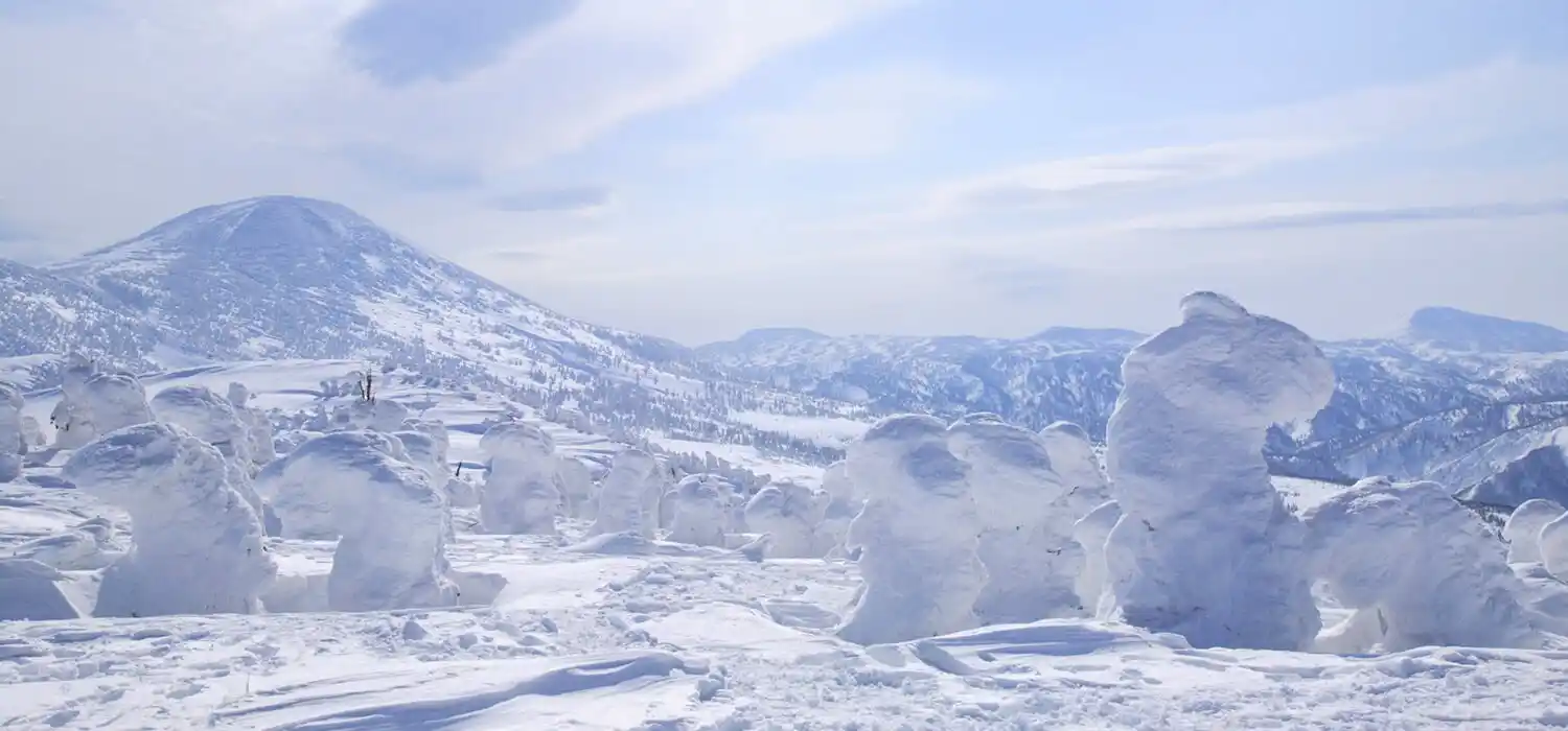 눈덮인 아오모리 현의 핫코다(八甲田)산