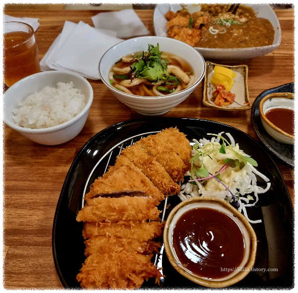 카레-돈가스와-밑반찬-김치-단무지
