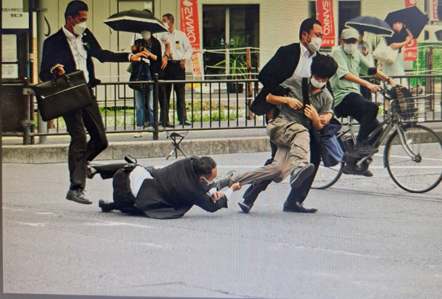 아베 총격 사건 범인이 체포되는 사진