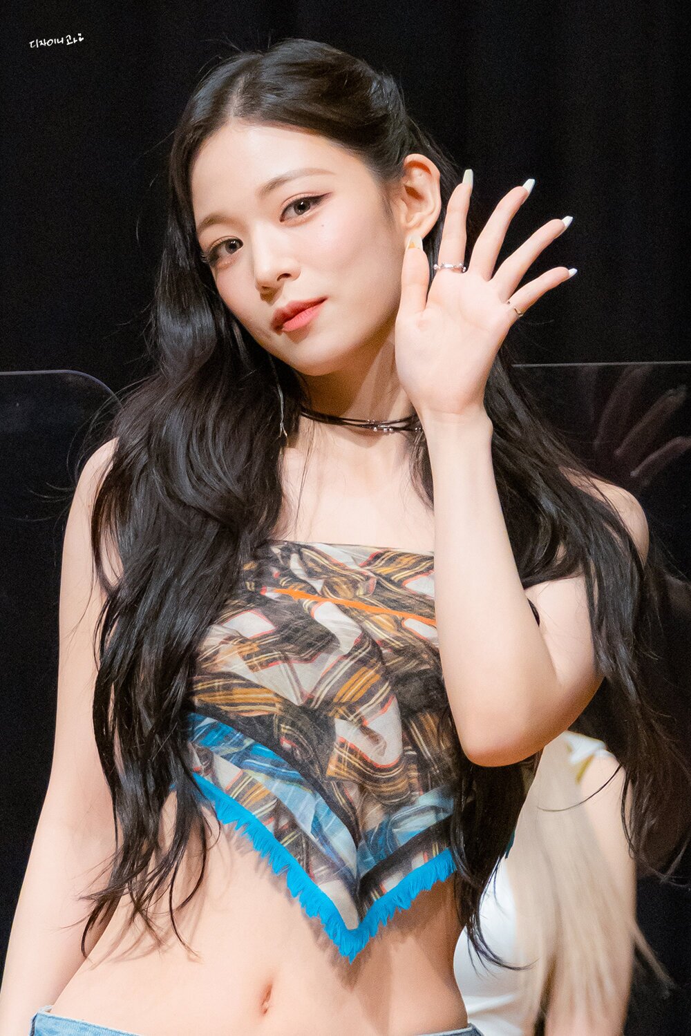  프로미스나인 이채영 팬사인회 오프숄더 청바지 패션 팬직찍 사진