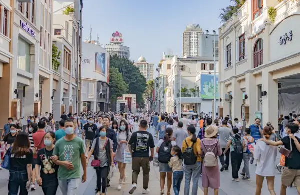 현대적인-건물들과-수많은-인파로-가득한-베이징루