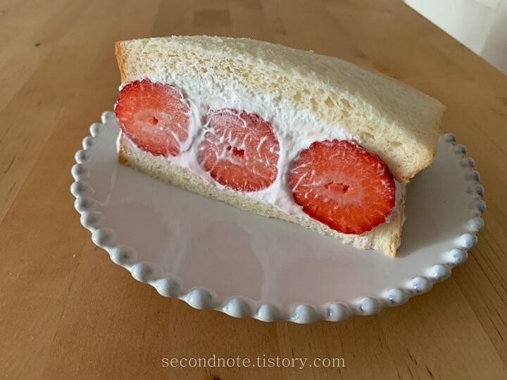 딸기-샌드위치-사진