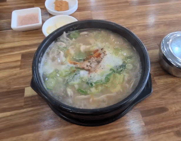 뜨거운 뚝배기에서 보글보글 끓고 있는 국밥이 나왔습니다