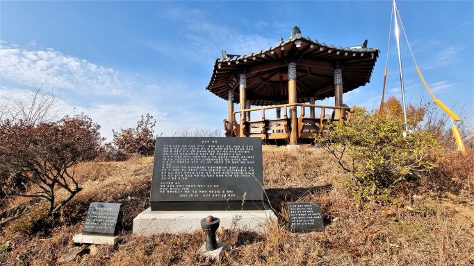 당산정 아래 검은돌판에 새겨진 안내문&#44; 왼쪽에 옥녀봉 안내문&#44; 가운데 당산미 내력&#44; 안내문&#44;