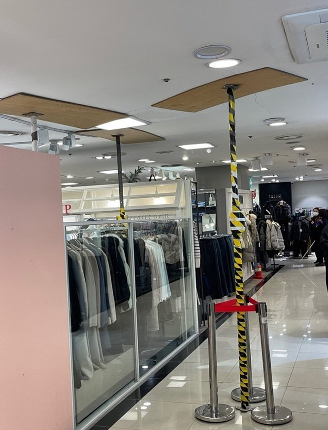  분당 야탑 NC백화점 천장 갈라짐