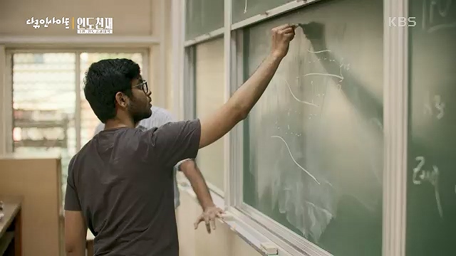 다큐 인사이트 - KBS인도 천재 - 1부 인도공과대학] 인도의 인구는 중국을 추월해 인구 1위 국가로 올라섰다.ts_20230508_202100.556.jpg