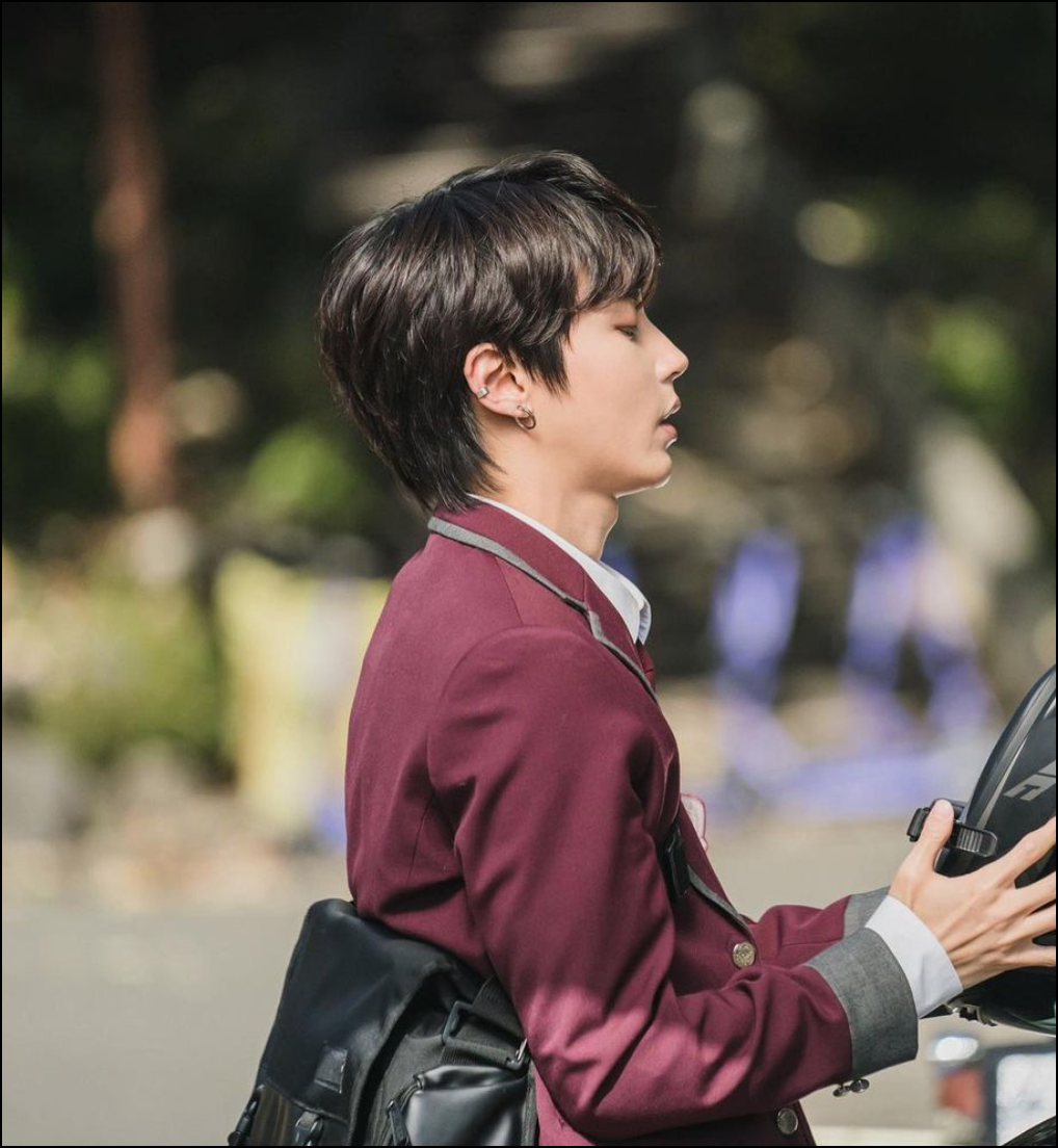  [TV속패션] 드라마 여신강림 1회 황인엽 메신저백 #여신강림 1회 황인엽 얼티메이크(ultimeik) 검정 메신저백