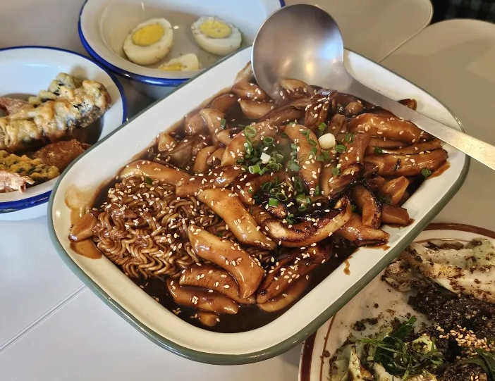 서울 한남동 바바라스 키친 짜장떡볶이