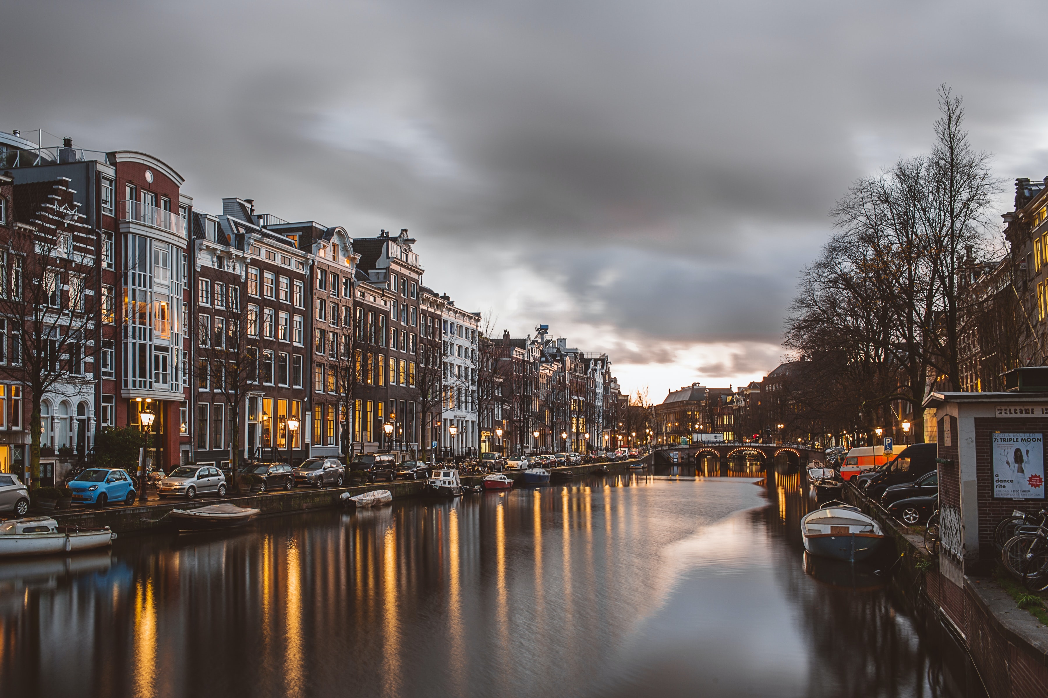 네덜란드 암스테르담 도시에 있는 운하와 운하 위에 있는 배 및 건물들의 모습