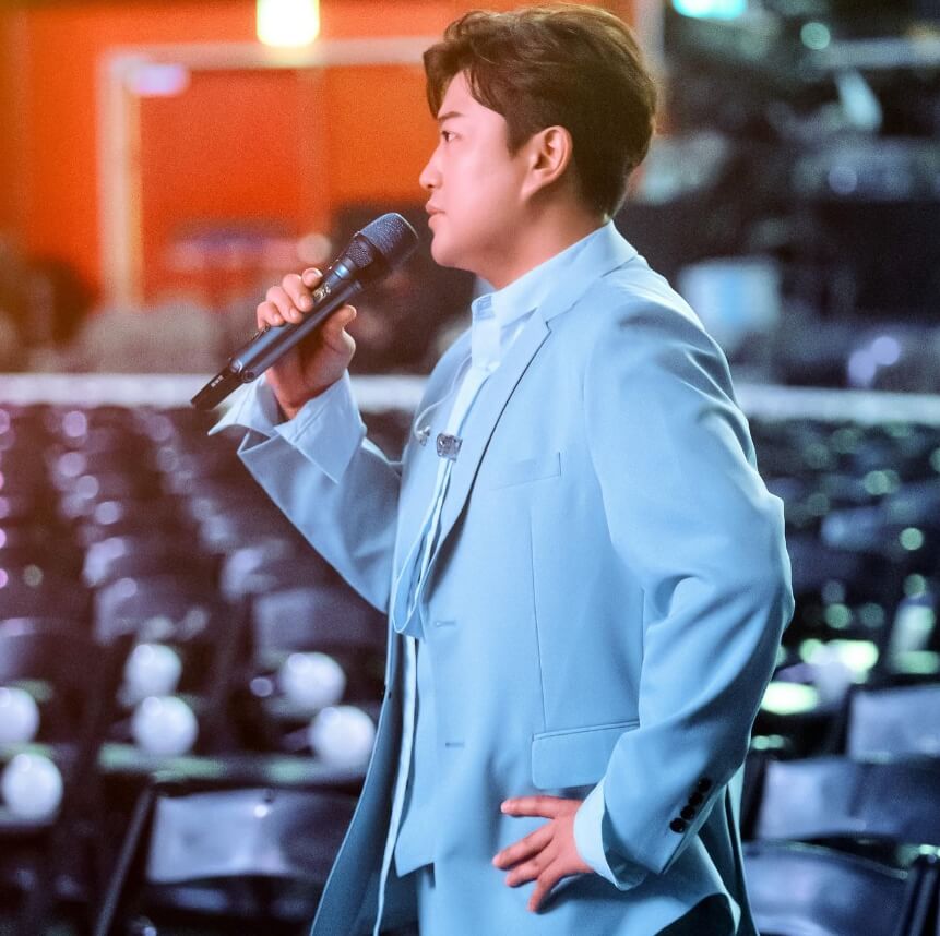 마이크를들고있는-남성의옆모습
