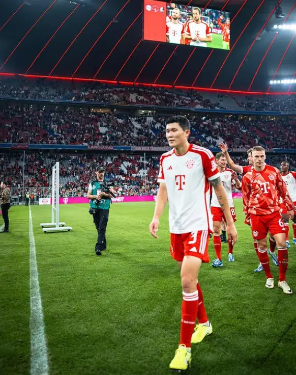 경기 후 라커룸으로 들어가는 김민재 모습