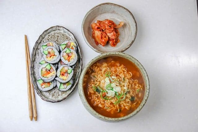 라면이 학교 급식 및 군대 식단에 도입된 과정