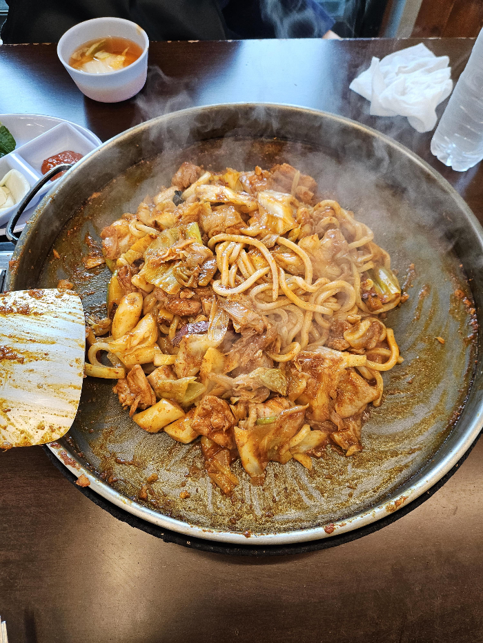 다 볶아진 닭갈비