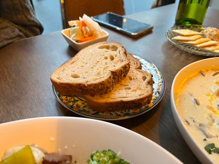트러플 크림 뇨끼와 호밀빵 2
