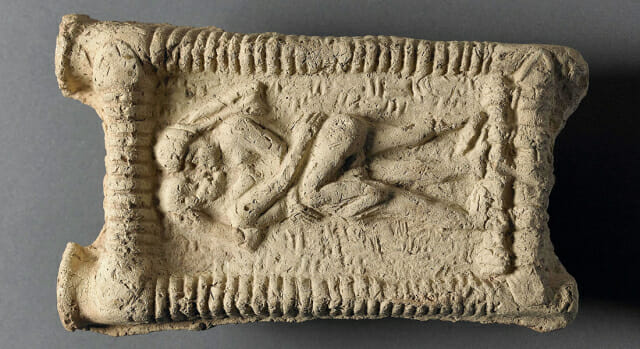 키스하는 연인의 모습이 담긴 바빌로니아 시대 점토판 (사진=대영박물관)
