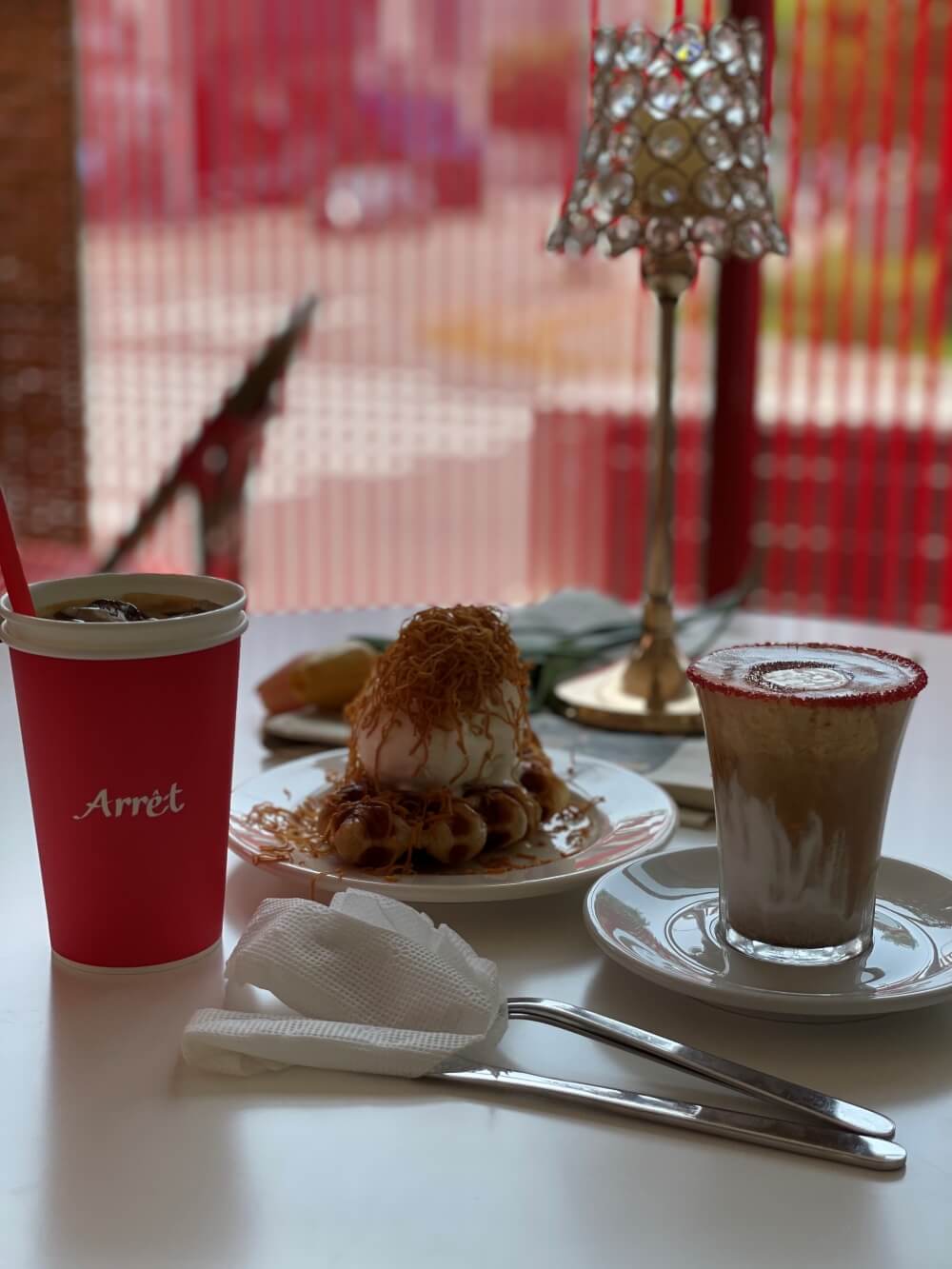카페-아레에서-주문한-커피와-크로플