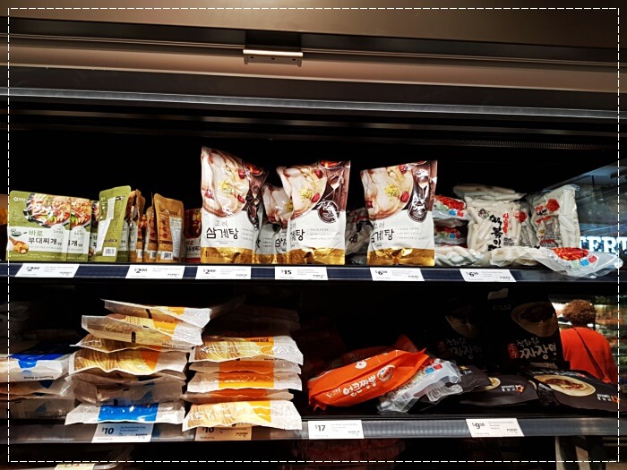 콜스 냉장 식품 진열장에 꽉찬 한국식품들
