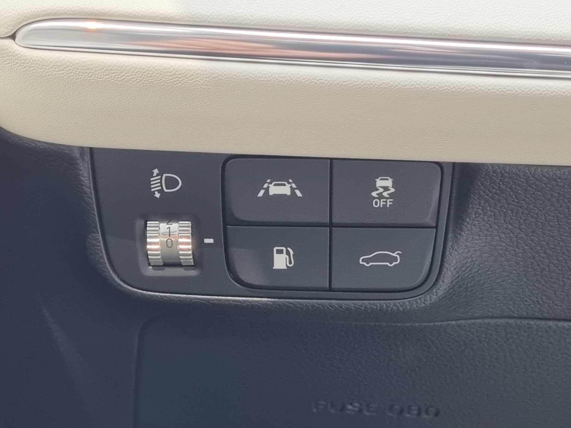 운전석 왼쪽 밑으로 시선을 내리면 이같은 버튼을 볼 수 있습니다.