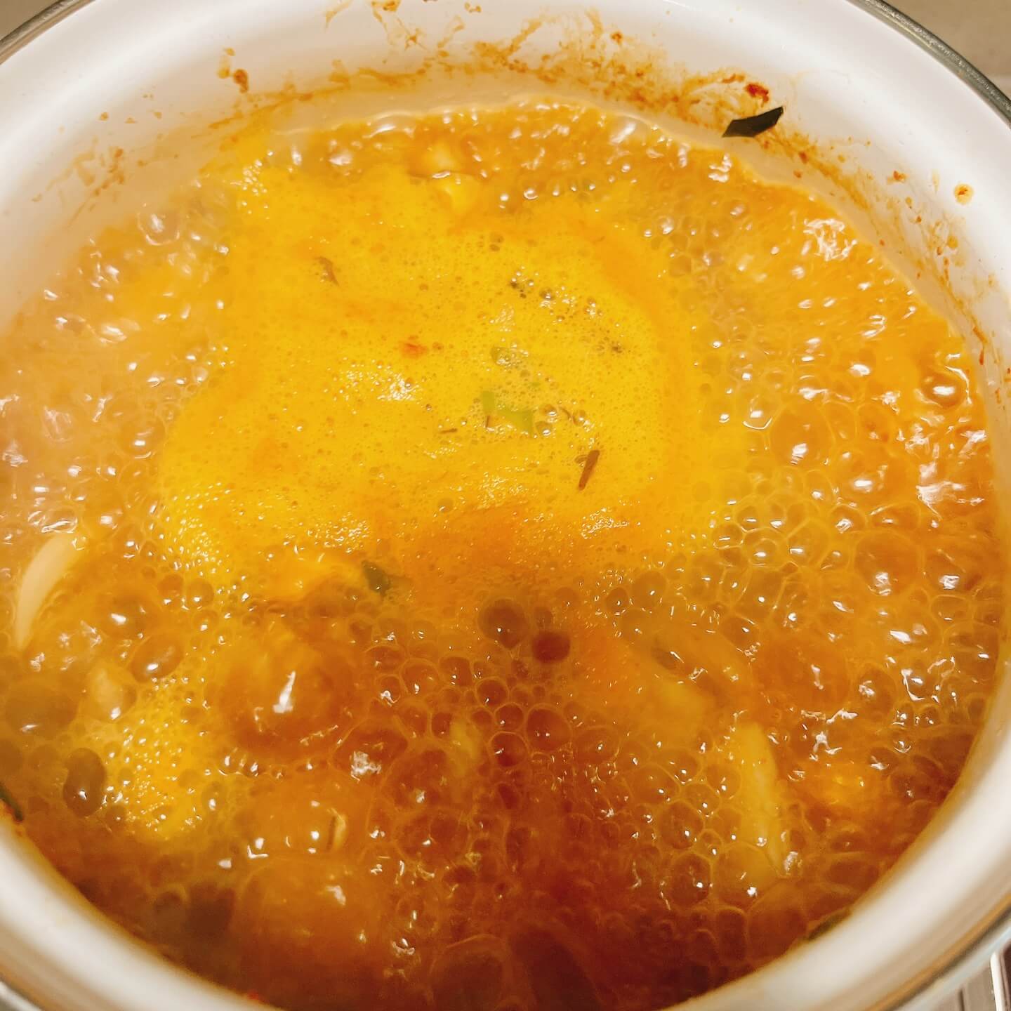 멸치육수 넣고 끓여주기