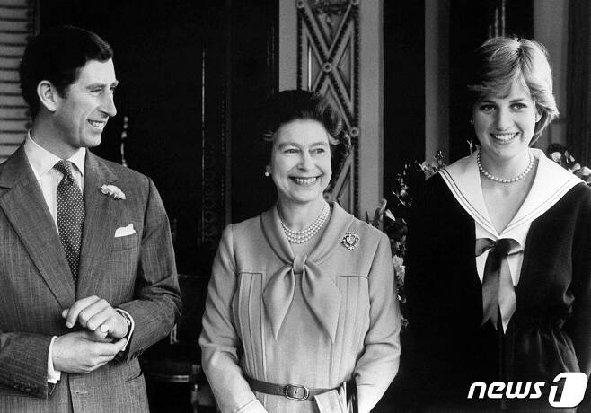 엘리자베스 2세 영국 여왕이 1981년 3월 27일 찰스 왕세자, 다이애나비와 런던 버킹엄궁전에서 찍은 기념 사진